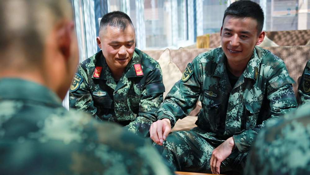 官兵正在陽(yáng)光棚內(nèi)優(yōu)雅的環(huán)境中下象棋。