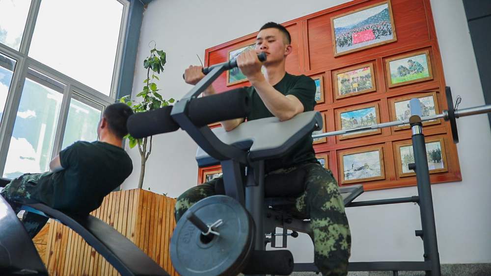 官兵正在陽(yáng)光棚內(nèi)自我健身。