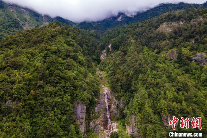 勒布溝的瀑布?！〗w波 攝