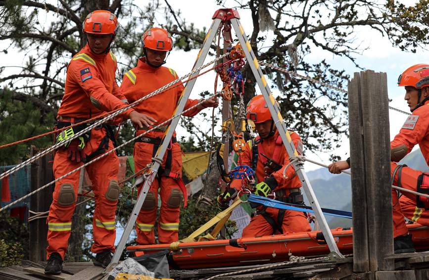 三腳架設(shè)置錨點。西繞拉翁攝