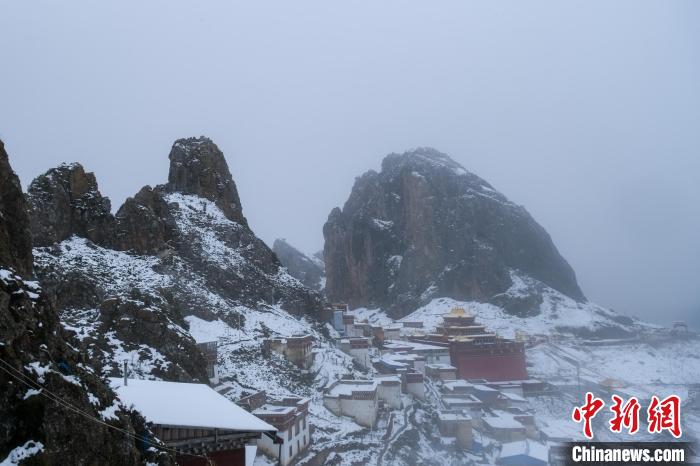 雍仲苯教孜珠寺風(fēng)光?！〗w波 攝