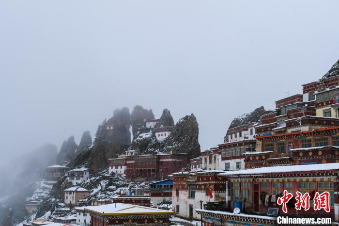 云霧環(huán)繞的孜珠寺?！〗w波 攝