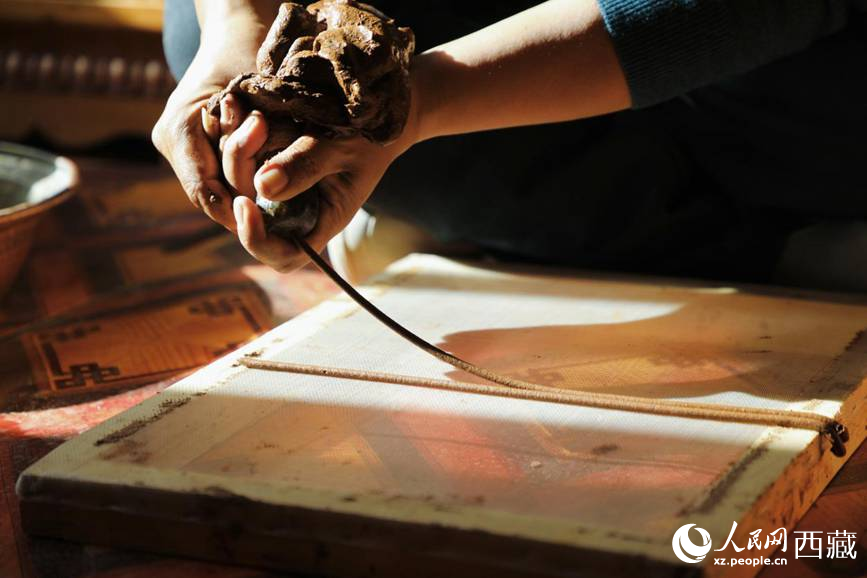 制作藏香過程。人民網(wǎng)記者 次仁羅布攝