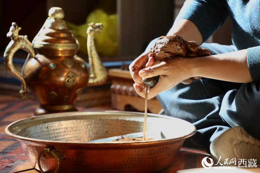 牛角鉆孔，將木泥擠出。人民網(wǎng)記者 次仁羅布攝