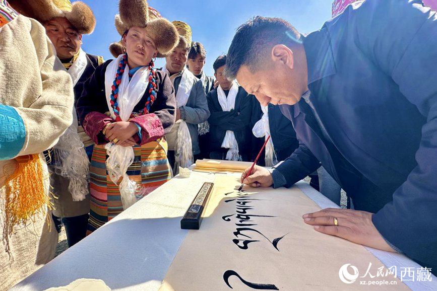 書法家為祈福一年的豐收提筆祝詞。