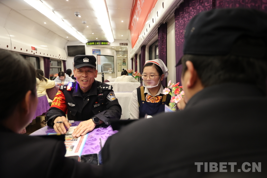 深夜巡視結(jié)束后，乘警長左紅彬與列車工作人員一起召開聯(lián)席會議。.JPG