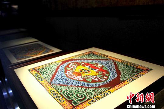 圖為藏式建筑傳統(tǒng)圖案?！?zhí)砀?攝