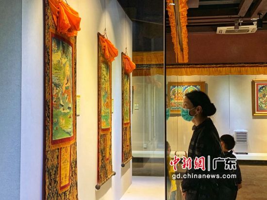 80余幅國(guó)家級(jí)非遺大師希熱布唐卡作品東莞展出。圖為充滿神秘色彩的唐卡作品吸引人駐足觀看(徐倩 攝)