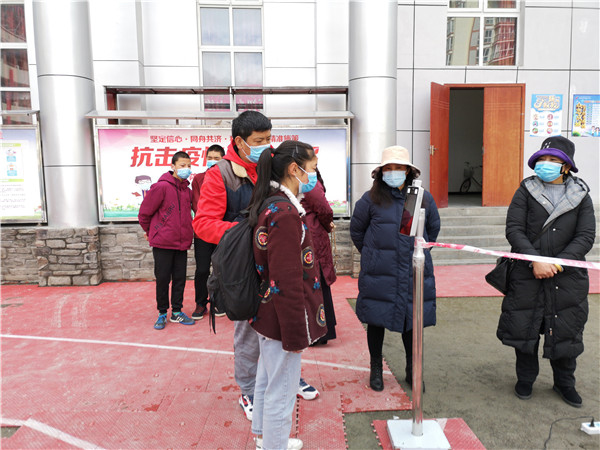 圖片默認(rèn)標(biāo)題_fororder_1、學(xué)生排隊(duì)進(jìn)入校園-攝影-左斌