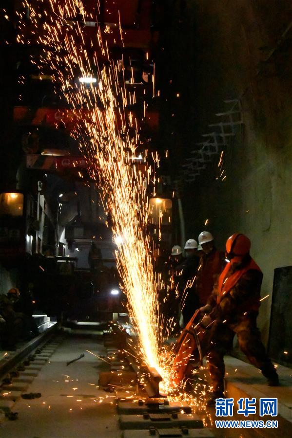 （圖文互動(dòng)）（2）格庫鐵路最長隧道阿爾金山隧道完成鋪軌