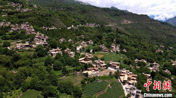 四川丹巴村民洛太的民宿致富夢：“除了好政策，自己更要有干勁”