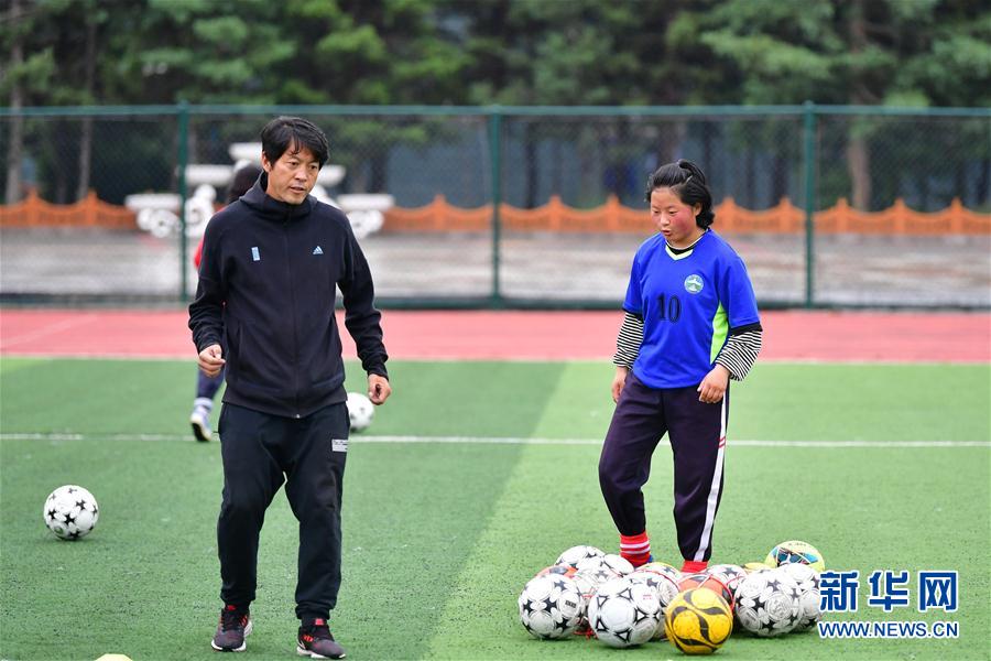 （體育·專題）（17）足球——踢球吧！草原女孩