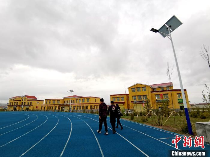 青海草原上的新村落：扶貧政策“照”在我的家，“暖”著我的心