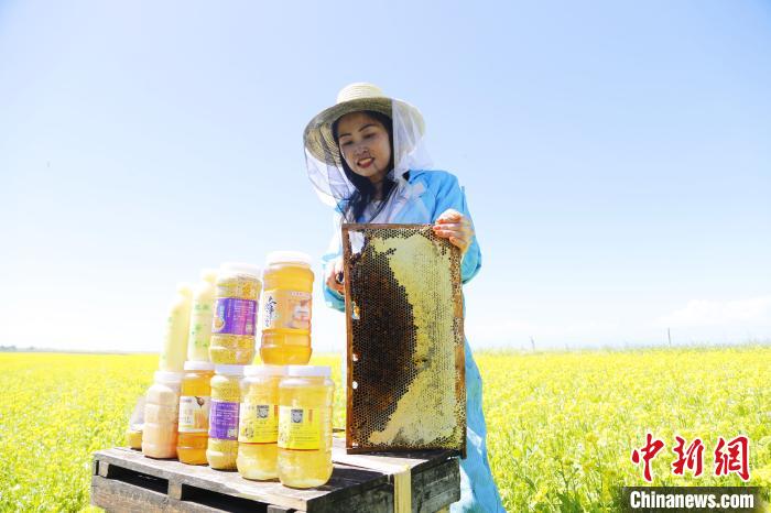 圖為蜂農(nóng)現(xiàn)場展示蜂產(chǎn)品?！●R銘言 攝