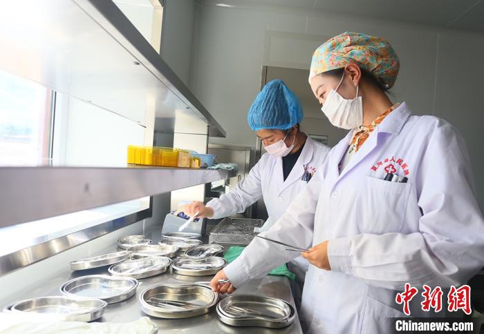 7月下旬，夏河縣人民醫(yī)院醫(yī)生進(jìn)行手術(shù)用具的消毒清潔?！「哒?攝
