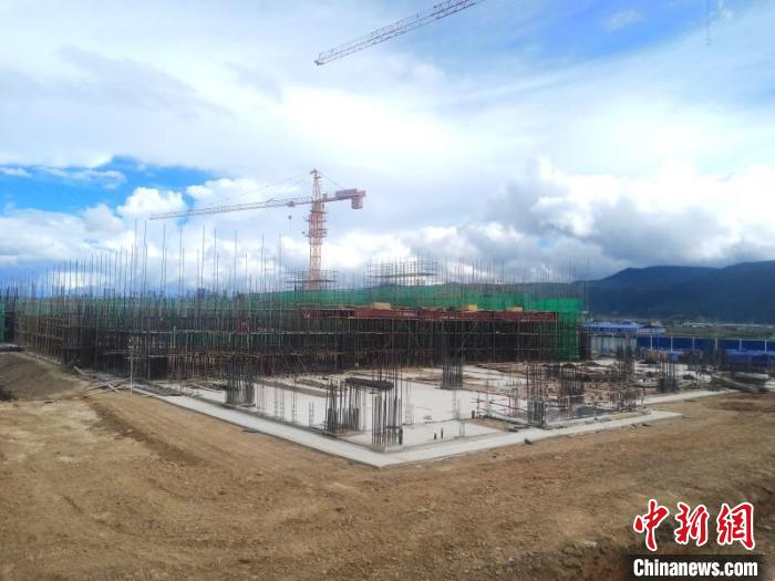 圖為香格里拉站實(shí)現(xiàn)封頂。中國鐵路昆明局集團(tuán)供圖