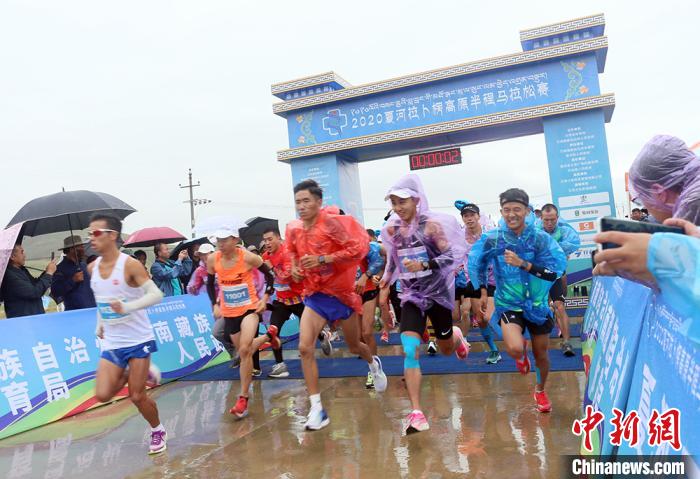 8月23日，拉卜楞高原半程馬拉松在甘加秘境景區(qū)鳴槍開跑?！「哒?攝