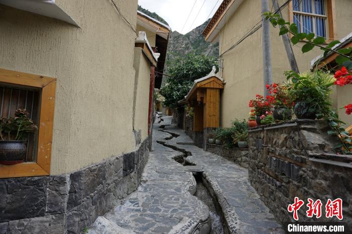 沿溪流分布的若吉村民宿?！∽g 攝