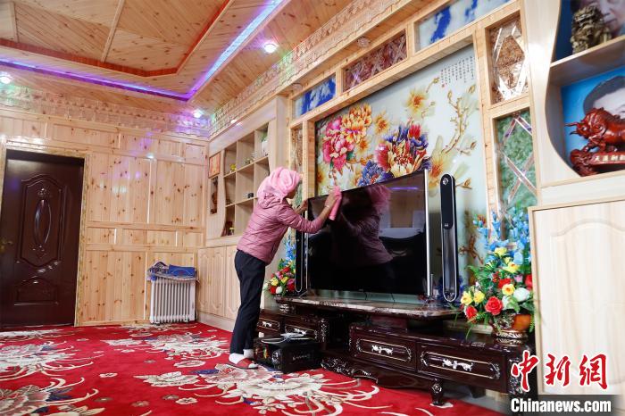 圖為做家務(wù)的項(xiàng)青達(dá)杰妻子?！●R銘言 攝