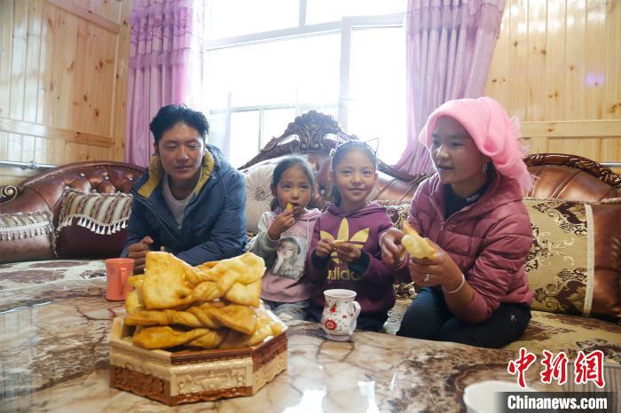 圖為項(xiàng)青達(dá)杰一家人合影。　馬銘言 攝