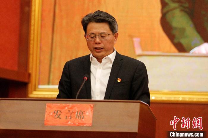 圖為果洛州委常委、副州長、上海市援青聯(lián)絡(luò)組組長馮志勇總結(jié)對口支援十年工作。　果洛州委宣傳部供圖 攝