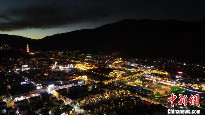 圖為玉樹市城市建設(shè)?！√K丹 攝