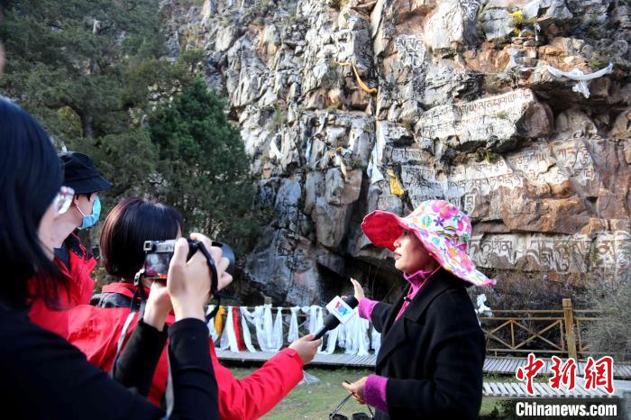 圖為中外媒體在玉樹州玉樹市采訪文旅融合情況。　張?zhí)砀?攝