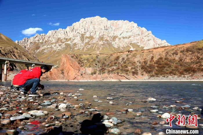 圖為中外記者在雜多縣境內(nèi)的瀾滄江干流采訪當?shù)厣鷳B(tài)保護情況?！?zhí)砀?攝