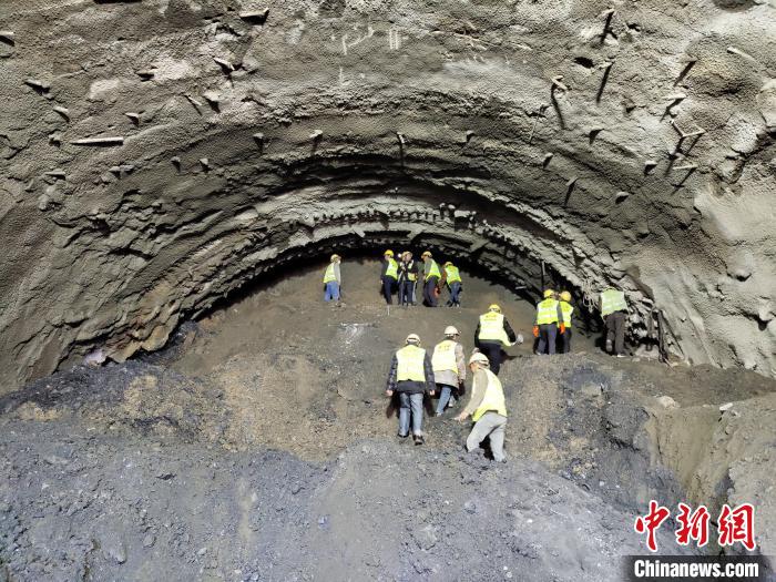 圖為久馬高速查針梁子隧道施工現(xiàn)場(chǎng)?！⊥貔i 攝