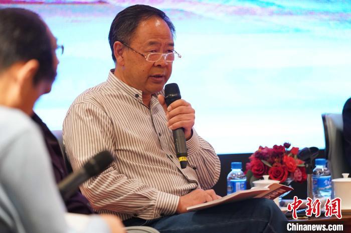 圖為青海省藝術(shù)研究所所長、文化學(xué)者耿占坤發(fā)表觀點(diǎn)?！√K丹 攝