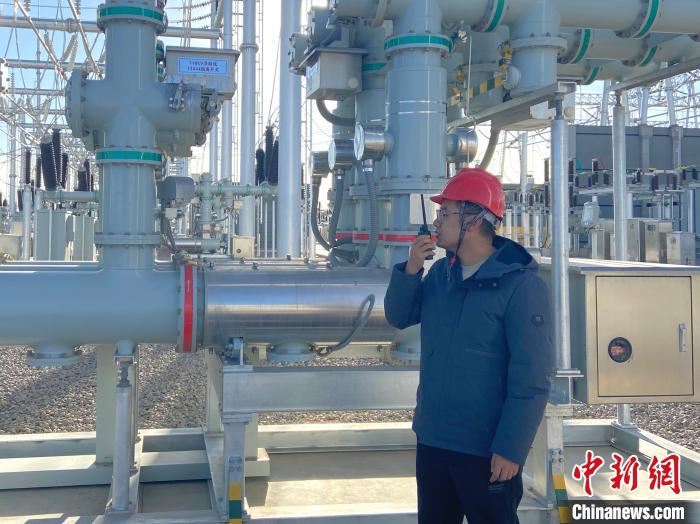 圖為國網(wǎng)青海檢修公司專業(yè)人員在沙柳變電站驗收設(shè)備?！√岂?攝