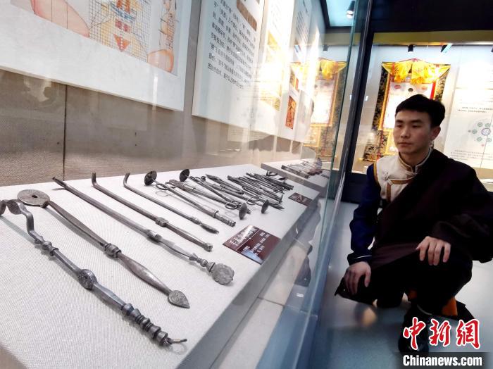 圖為陳展的藏醫(yī)手術(shù)器械?！?zhí)砀?攝