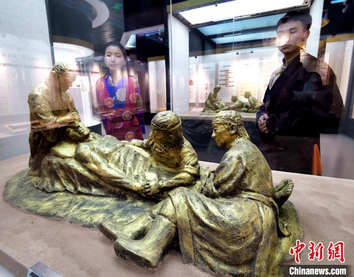 圖為模擬的藏醫(yī)眼科手術(shù)場(chǎng)景?！?zhí)砀?攝