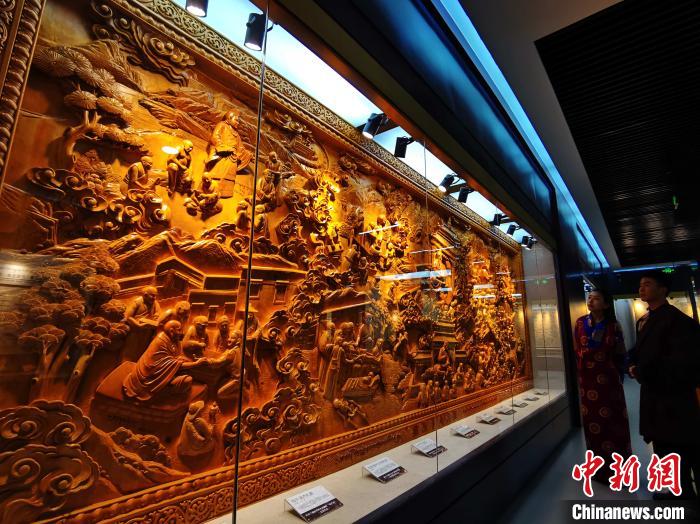圖為青海大學(xué)民族醫(yī)學(xué)博物館陳展的歷代知名藏醫(yī)浮雕?！?zhí)砀?攝