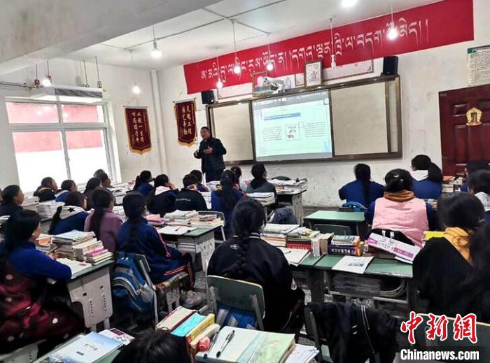 學(xué)生在免費(fèi)輔導(dǎo)班上課?！∧岈敵?攝