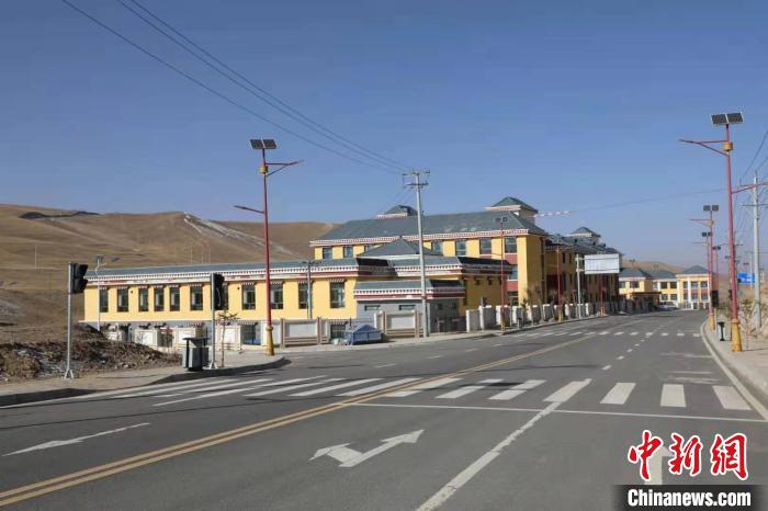 青海黃河岸畔“脫貧戰(zhàn)歌”：村民感受“穩(wěn)穩(wěn)的幸?！? oldsrc=