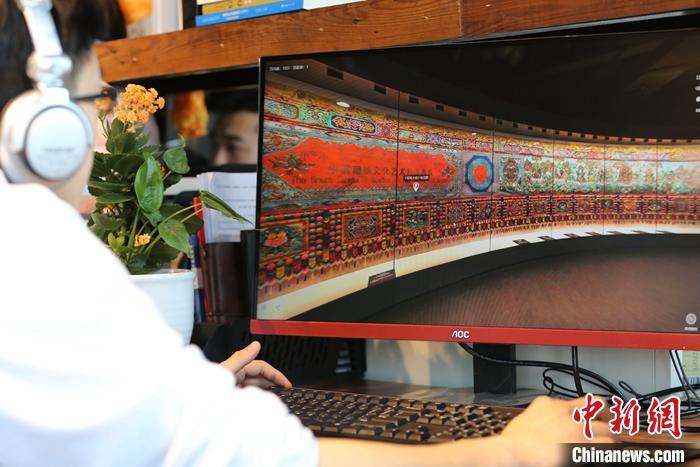 2月23日，青海西寧，市民利用VR瀏覽長達(dá)608米的《中國藏族文化藝術(shù)彩繪大觀》。農(nóng)歷辛丑牛年新年“巧遇”藏歷鐵牛新年，青海高原農(nóng)牧民特別是生活在城市的藏族民眾，正享受從“流口水”的糌粑到“鎮(zhèn)館之寶”VR體驗的味覺、視覺“大餐”之變。<a target='_blank' ><p  align=