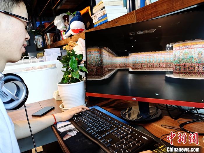 2月23日，青海西寧，市民利用VR瀏覽長達(dá)608米的《中國藏族文化藝術(shù)彩繪大觀》。農(nóng)歷辛丑牛年新年“巧遇”藏歷鐵牛新年，青海高原農(nóng)牧民特別是生活在城市的藏族民眾，正享受從“流口水”的糌粑到“鎮(zhèn)館之寶”VR體驗的味覺、視覺“大餐”之變。<a target='_blank' ><p  align=