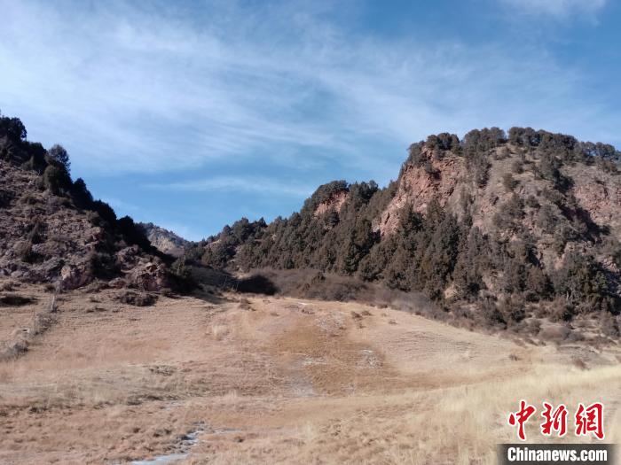 圖為坎布拉外圍地區(qū)的古火山口。孫揚益 供圖 孫揚益 供圖 攝