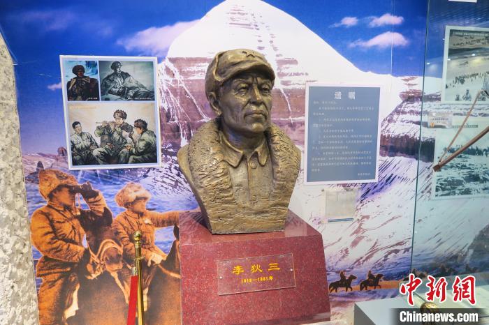 圖為南疆軍區(qū)某合成團(tuán)1連榮譽(yù)室，雕像是進(jìn)藏先遣英雄連總指揮李狄三?！畛坛?攝