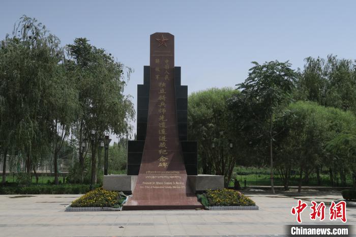 圖為位于于田縣中心的中國(guó)人民解放軍獨(dú)立騎兵師先遣連進(jìn)藏紀(jì)念碑。　楊程晨 攝