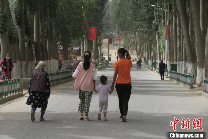 圖為進(jìn)藏先遣英雄連誓師地原址所在的新疆維吾爾自治區(qū)和田地區(qū)于田縣普魯村現(xiàn)貌?！畛坛?攝