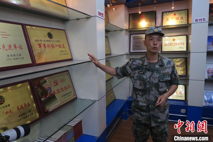 圖為南疆軍區(qū)某合成團(tuán)1連連長(zhǎng)齊楠?！畛坛?攝