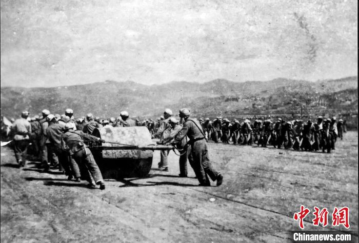 十八軍戰(zhàn)士修建機(jī)場跑道。(歷史圖片由十八軍后代張小康提供，劉炳科翻拍)