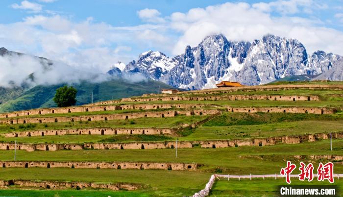 十八軍甘孜窯洞群?！⒅铱?攝