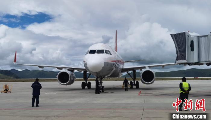 康定機(jī)場一架航班降落?！⒅铱?攝