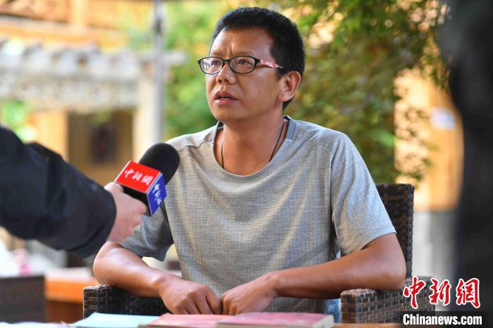 圖為和澗秋接受記者采訪?！⑷疥?yáng) 攝