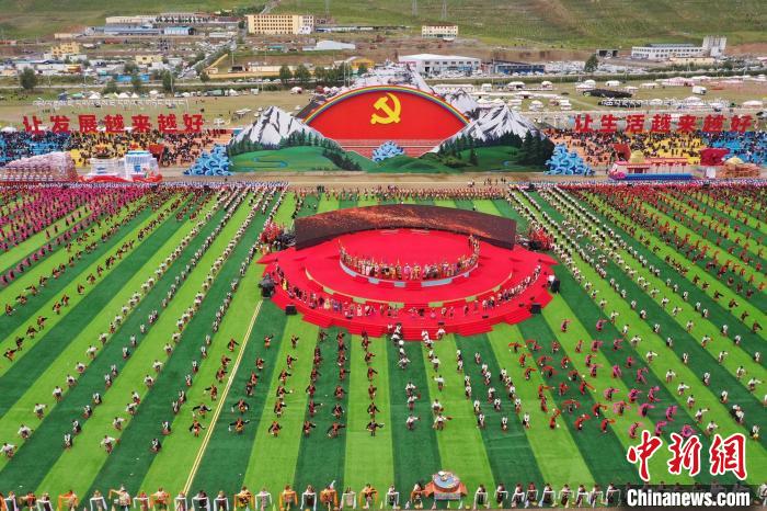 圖為玉樹藏族自治州成立70周年慶祝大會現(xiàn)場?！●R銘言 攝