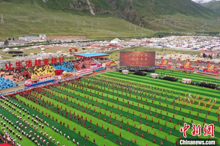 圖為玉樹藏族自治州成立70周年慶祝大會現(xiàn)場?！●R銘言 攝