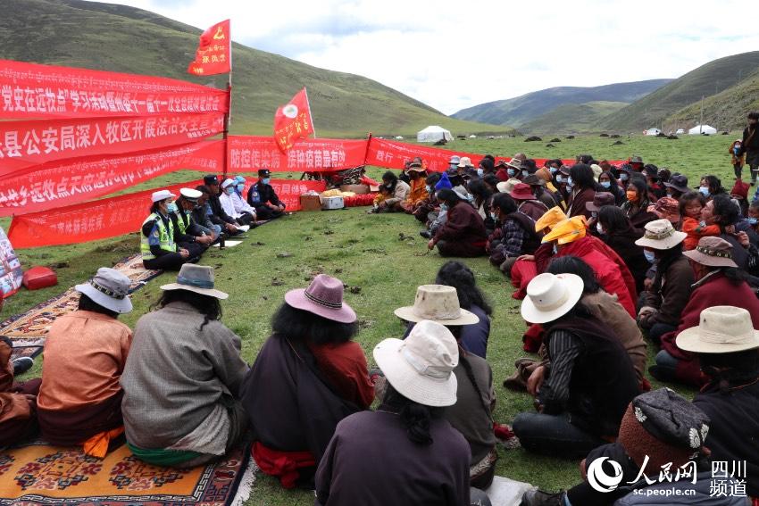 草地上宣講。巴登攝